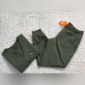 FIGS-LIMITED EDITION! Moss Green: M Catarina 1 pocket top, M petite Joggers.